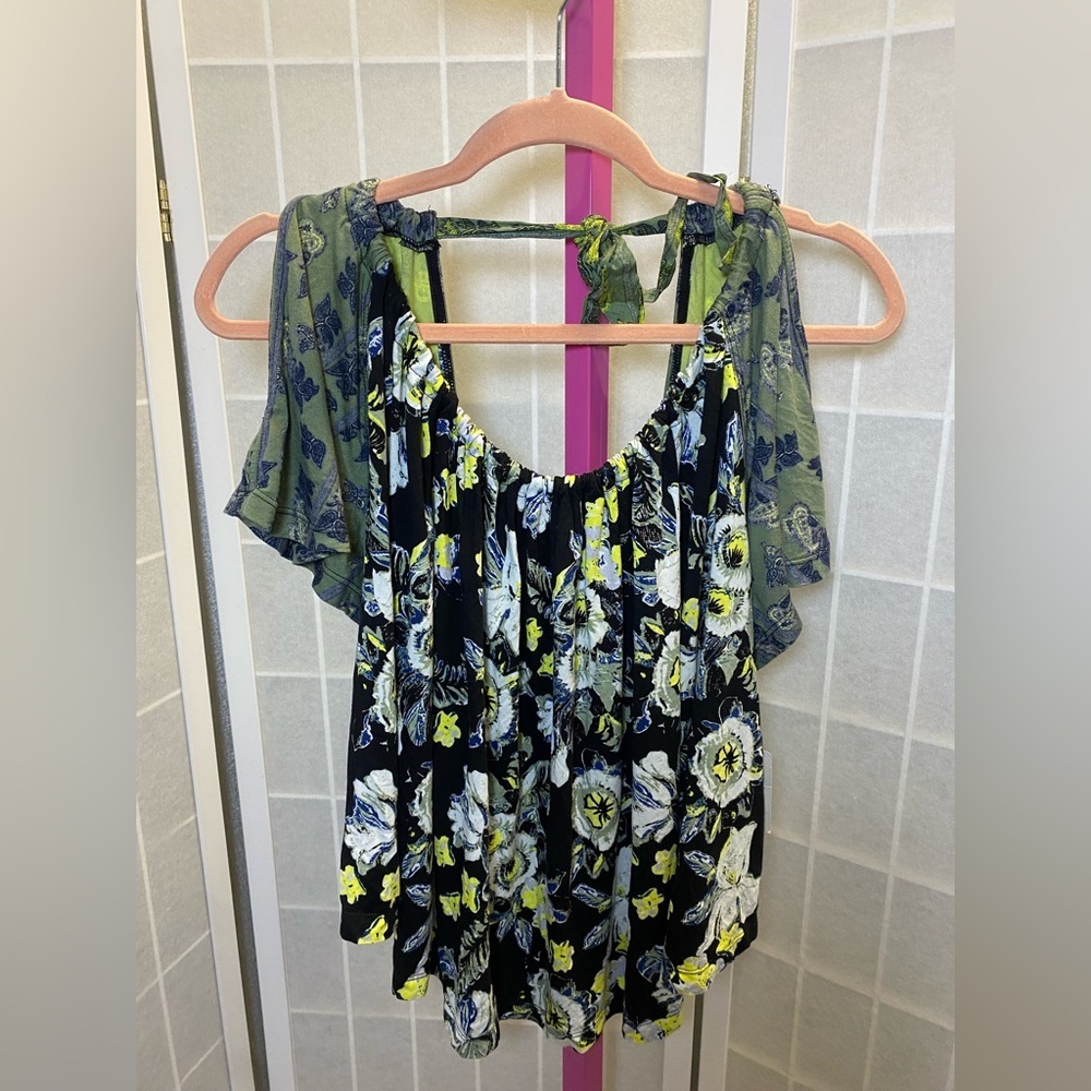NWT Free People Baja
Babe Cold Shoulder Floral Floral Open-Back Women Top - Picture 3 of 5